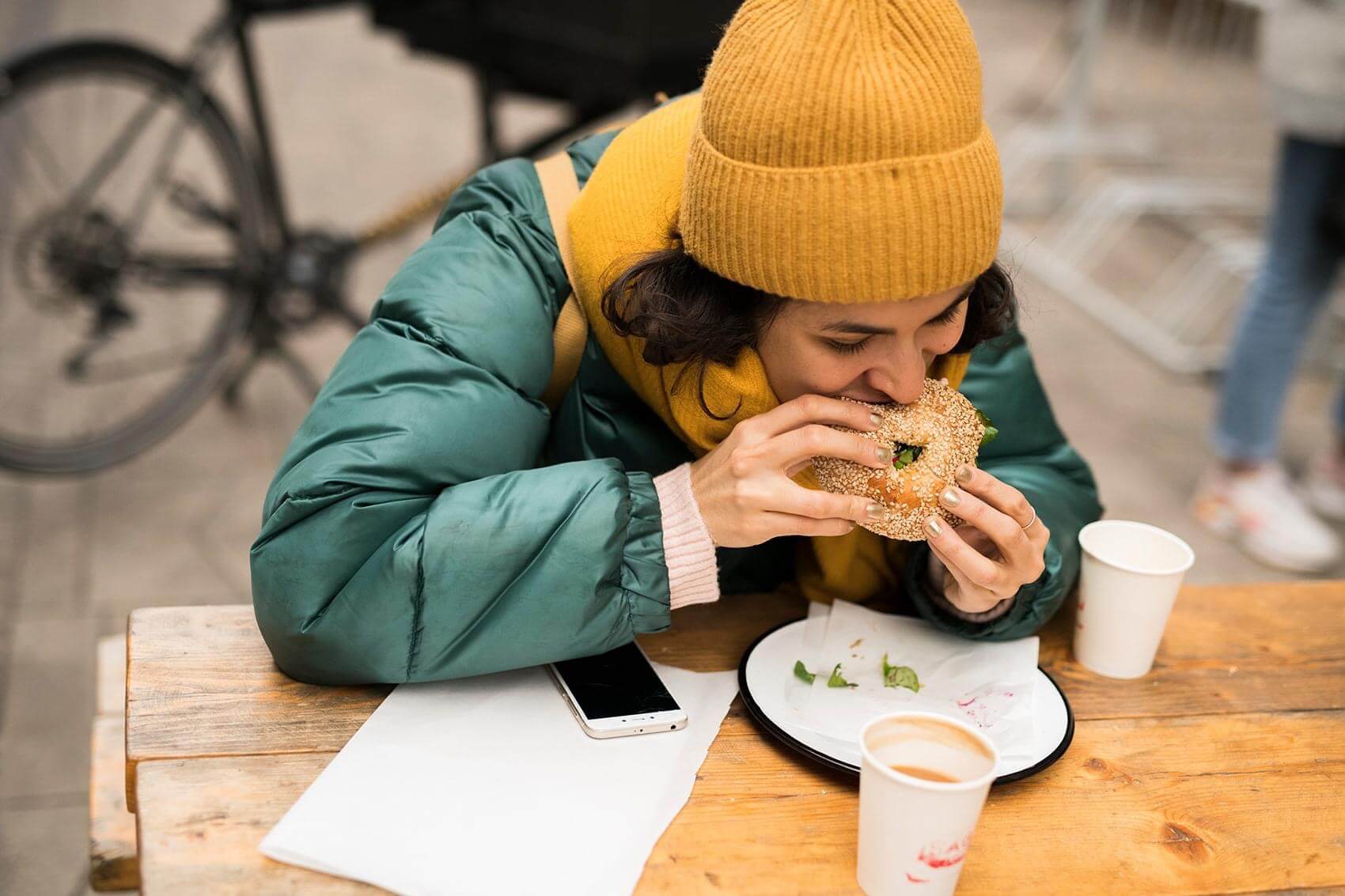 branding-markenstrategie-rebranding-branddesign-frau-beißt-in-bagel-studio -sesenta