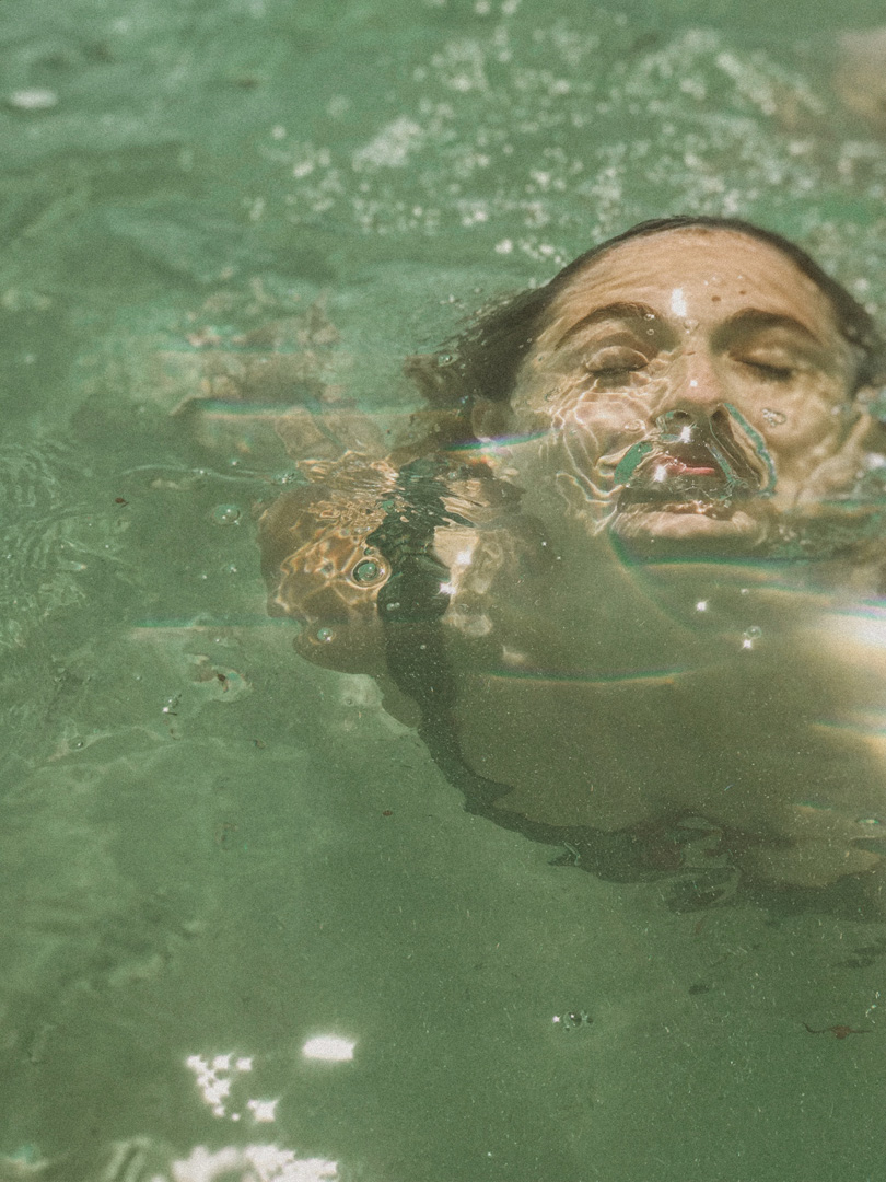 studio-sesenta-branding-frau-taucht-aus-wasser-auf