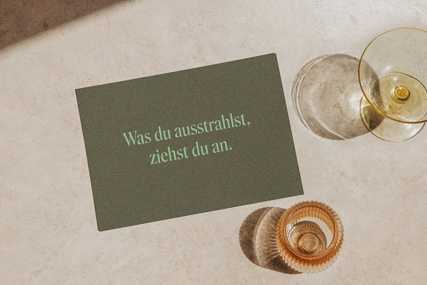 studio-sesenta-was-du-ausstrahlst,-ziehst-du-an-mit-orangenen-Gläsern