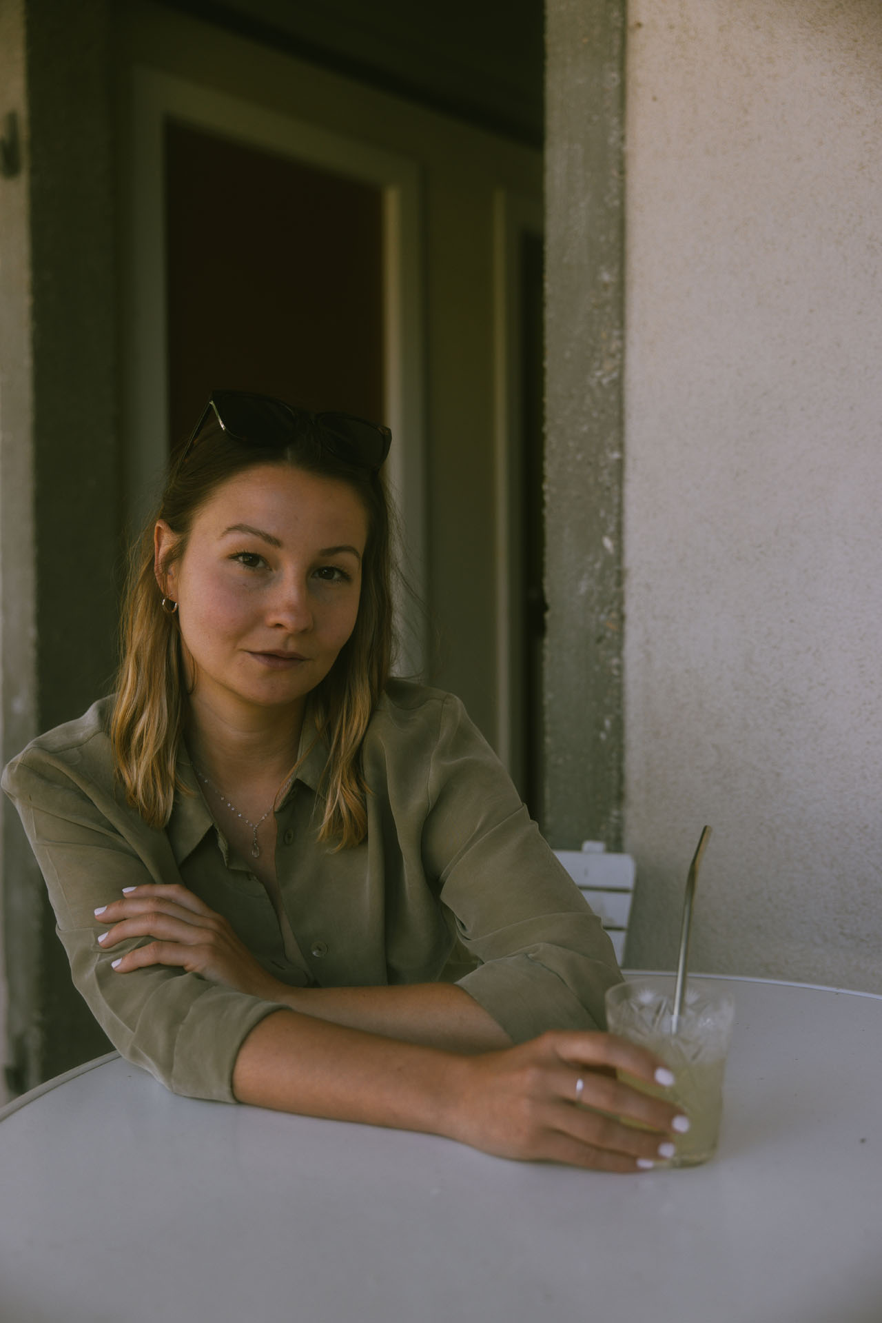 studio sesenta - Branding für kleine Unternehmen - Gründerin Katja Hatvan haltet Drink