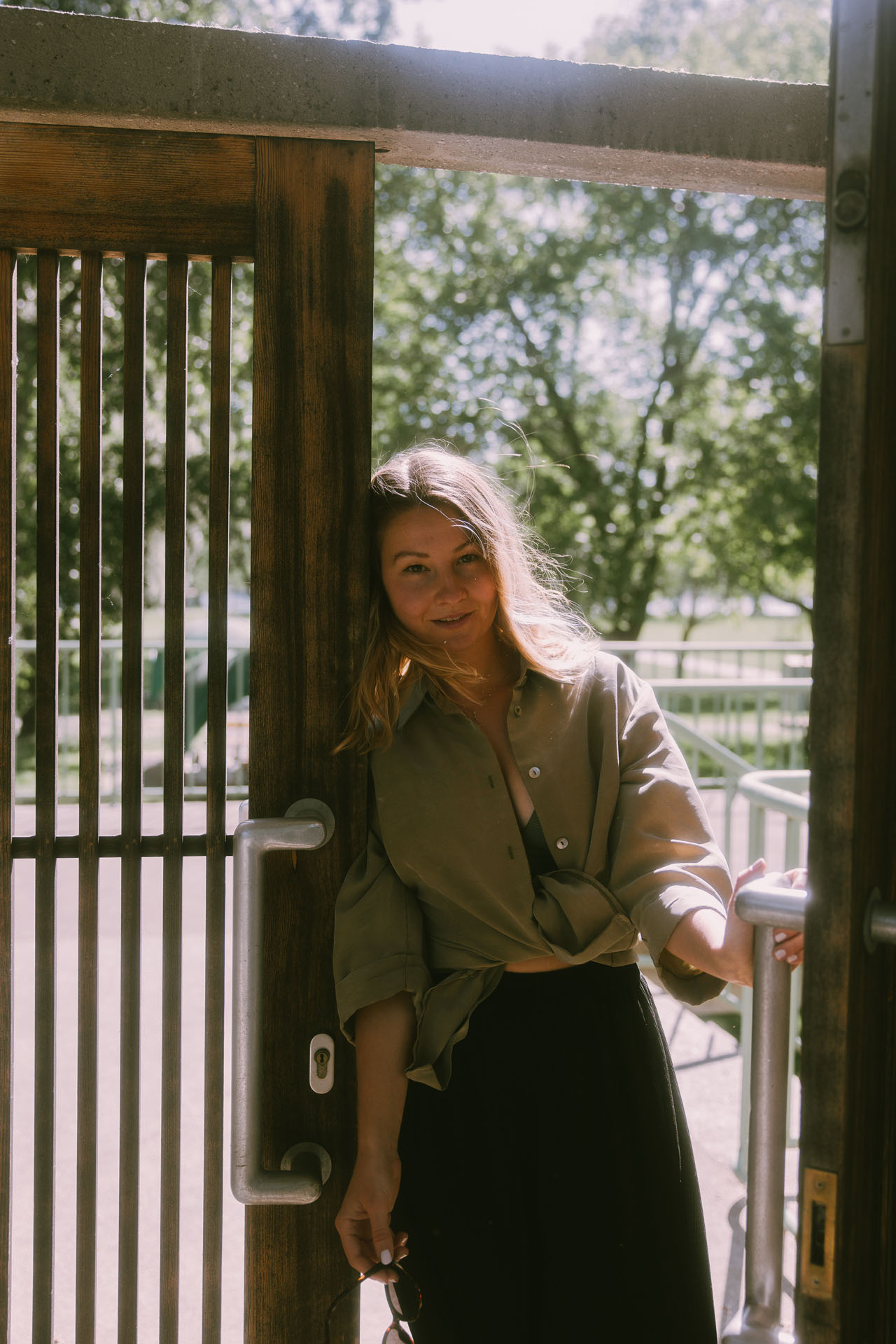 studio sesenta - Branding für kleine Unternehmen - Gründerin Katja Hatvan kommt durch Türe