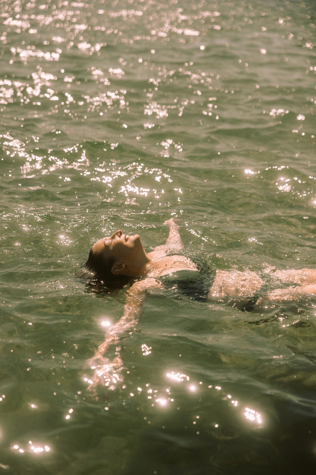 studio sesenta Gründerin Katja schwimmt im Wasser