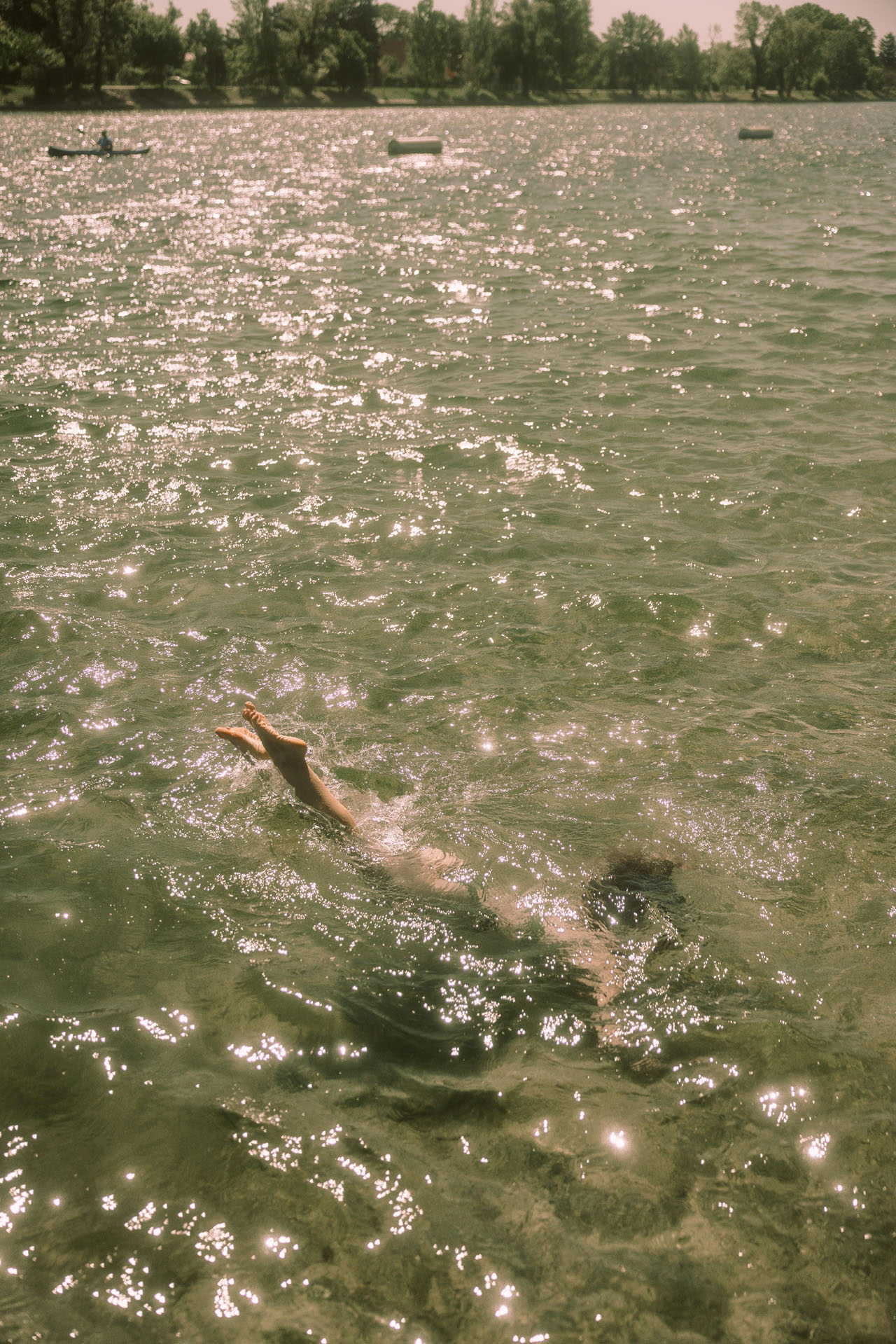 studio sesenta Gründerin Katja taucht unter Wasser